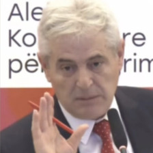 Се дестабилизира државата со одлуките на Уставен суд кој се претвора во параполитичка институција. Нон пејпер на Ахмети до странците - Либертас
