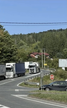 Возачи на камиони од БиХ утрово го блокираат товарниот сообраќај на неколку гранични премини во земјата - Либертас