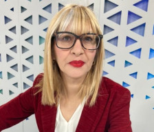 Јавајте коњи во коњушарницава од земја - Либертас