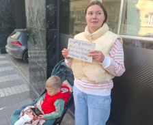 Украинка со детето моли за помош пред маркет во центарот на Скопје - Либертас