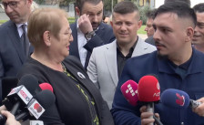 (ВИДЕО) Во друштво на Мицковски и Дурмиши Јанева пак новинар од Тетово ја праша си носи ли преведувач - Либертас