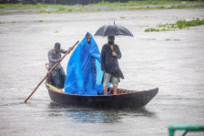 Најмалку 24 лица загинаа откако автобус се урна во река додека се обидуваше да се качи на ферибот во Бангладеш - Либертас