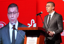 По реакциите на родителите, Мицкоски ги прочита имињата на жртвите од Кочани: „Луѓето чии животи згаснаа не се бројка, туку личности“ - Либертас