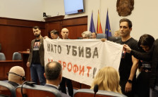 Пратениците на Левица излегоа со транспарент „НАТО убива за профит“ додека генералниот секретар Марк Руте говореше во Собранието - Либертас