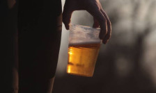 Точеле алкохол на малолетници, па ги бришеле снимките од камерите за да се сокријат - Либертас