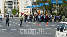 Протест пред Собрание против оданочување на пари во странство, низ другите улици сообраќаен метеж објави - Либертас