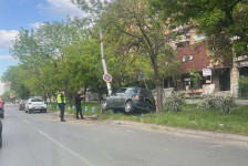 (Фото) Со автомобил удрил во бандера и во дрво – тројца повредени во сообраќајка во Аеродром - Либертас