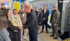 Принцот Хари во ненајавена посета на Украина - Либертас