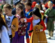 Први април – Ден на шегата: Скопје во знакот на хуморот, маските и карикатурата - Либертас