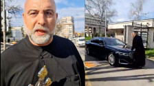 Маж со мантија и крст „се фрли“ пред автомобилот на министерката за надворешни работи на Бугарија, извикуваше клетви и навреди - Либертас