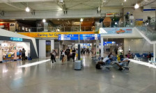 Хаос на европските аеродроми, повеќечасовни доцнења и откажани летови - Либертас