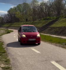 Видео: Жена со автомобил возеше по велосипедска патека на кеј - Либертас