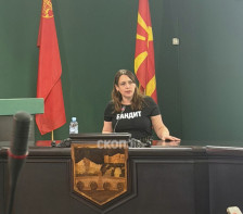 (Фото) „Бандит“ на говорницата на Град Скопје - Либертас