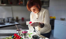 Претседателката објави слика како вапсува јајца и повика на мир, надеж и семејна сплотеност - Либертас