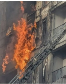 ВИДЕО: Снимките кои доаѓаат се застрашувачки – гори цела зграда пред болницата „Мајка Тереза“ во Тирана - Либертас