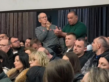 (Видео) Тензии и караница на трибина на министерот Трипуновски и земјоделците: „Кажи дека нема пари, нема душата да ти ја земеме - Либертас