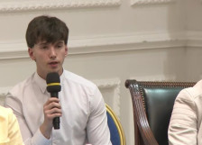 „Ако премиерот прави се за да ги задржи младите тука, нека не викаат на состаноци на време“, рече претставник на студентите - Либертас