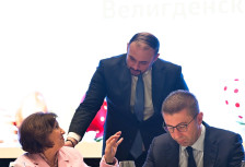 Во хотел Хилтон премиерот ги угости со Велигденски ручек функионерите од власта,бизнисмени, верските поглавари и новинари - Либертас