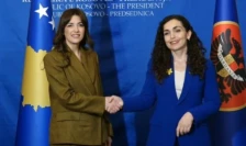 Вјоса Османи и ги предаде претседателските овластувања на претседателката на Парламентот на Косово, Албулена Хаџиу - Либертас