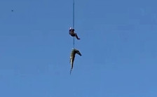 (Видео) Човек изеден од крокодил, полицаец спуштен во река полна со крокодили за да ги извлече остатоците - Либертас