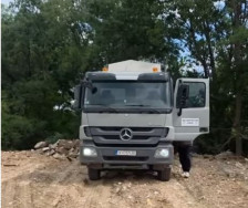 Видео) Градоначалникот на Аеродром „жив го фати“ како истура шут на дива депонија – возачот на камионот му го дава телефонот да се слушне со газдата и бега - Либертас