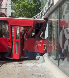 Видео: 15 повредени меѓу нив и две деца -Трамвај излета од шини во Белград и удри во објект - Либертас