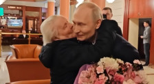 (Видео) Путин лично ја зеде својата поранешна учителка од хотел во Москва за заедничка вечера - Либертас