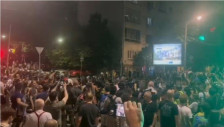 Видео: Протест пред зградата на РТС во Белград за објективно известување за инцидентот во кој повозрасен маж е удрен од автомобил - Либертас