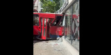 ВИДЕО: Трамвај излета од шини во Белград и се заби во зграда, има повредени - Либертас