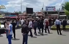 ВИДЕО: Со жив штит се спречува затворањето на нелегалниот пешачки премин кај Бит-пазар - Либертас