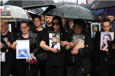 „Ова не е правда, ова е формалност“: Реакција на семејствата на загинатите во “Пулс“ за условните казни за полицајците - Либертас