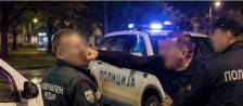 Пијан скопјанец уринирал врз службено возило на Град Скопје, па му искршил нос на комунален редар – интервенирала и полиција - Либертас
