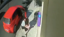 (Видео) Автомобил удри во паркирани возила, мајка и ќерка избегнаа трагедија за секунди - Либертас