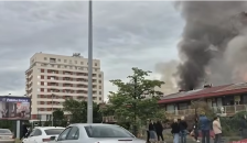 (ВИДЕО) 40 пожарникари гаснат пожар во трговскиот центар „Енјуб“ во Белград повеќе од два часа - Либертас
