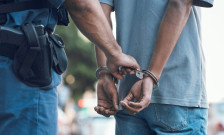 Кривична пријава за дебранец кој возел без возачка, пијан ги нападнал полицајците - Либертас