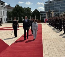 Претседателката Сиљановска-Давкова со највисоки државни почести пречекана во Братислава - Либертас