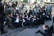 Протест на ултраортодоксните Евреи против задолжителната воена служба во Израел - Либертас