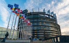 Бугарските европратеници со писмо до Европскиот парламент го осудија палењето на дипломатските возила во Скопје - Либертас