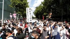 Демонстранти запалија филијала на Иуте кредит во Тирана, ден откако ја демолираа - Либертас