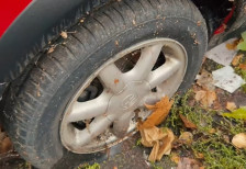 „Паркинзи“ на Општина Центар продолжува со акцијата за отстранување на хаварисани возила од јавните површини