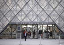 Уапсен третиот осомничен за грабежот во Лувр, јавува француска телевизија