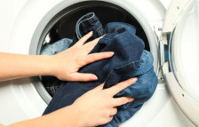 Темните фармерки нема да избледат ако ја додадете оваа состојка во машината за перење