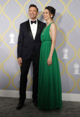 Хју Џекмен и Сатон Фостер ја потврдија врската на црвениот тепих