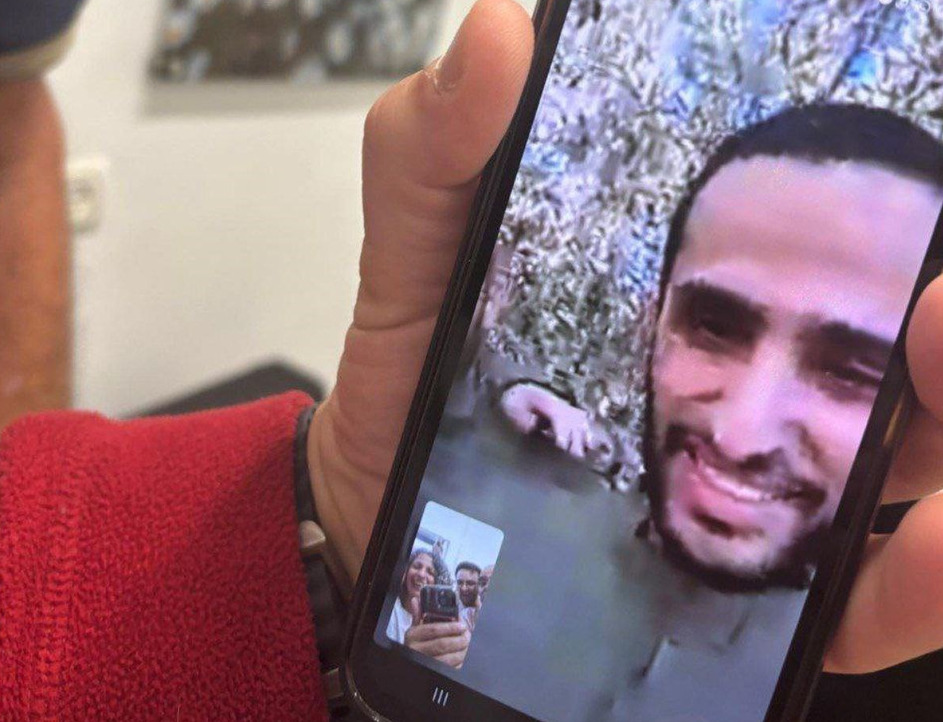 (Видео) Израелските заложници контактираа со своите семејства преку видео врска пред да бидат ослободени