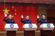 Кина ги испраќа својот најмлад астронаут и четири глувци на вселенска мисија оваа недела