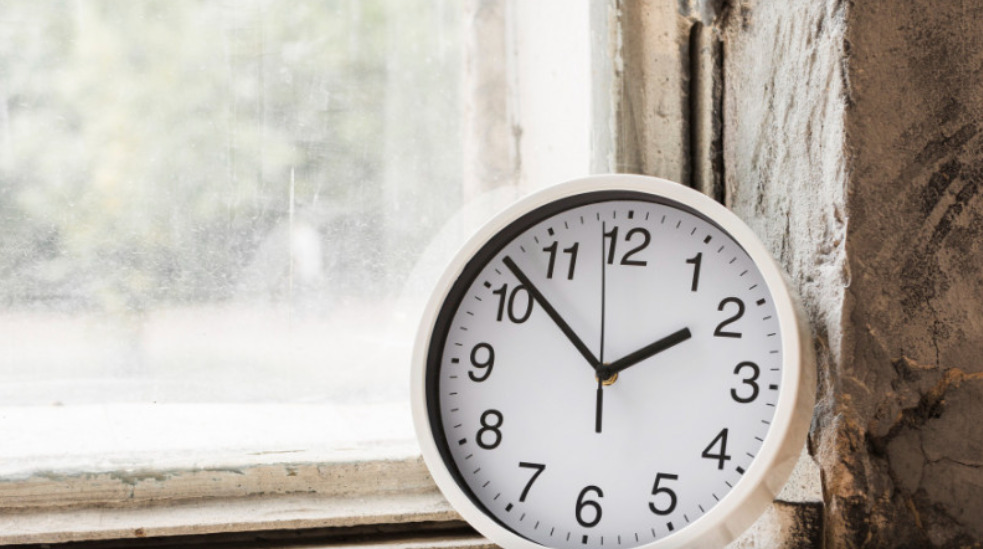 Шпанија ќе предложи до Европската Унија трајно да се укине поместувањето на часовникот