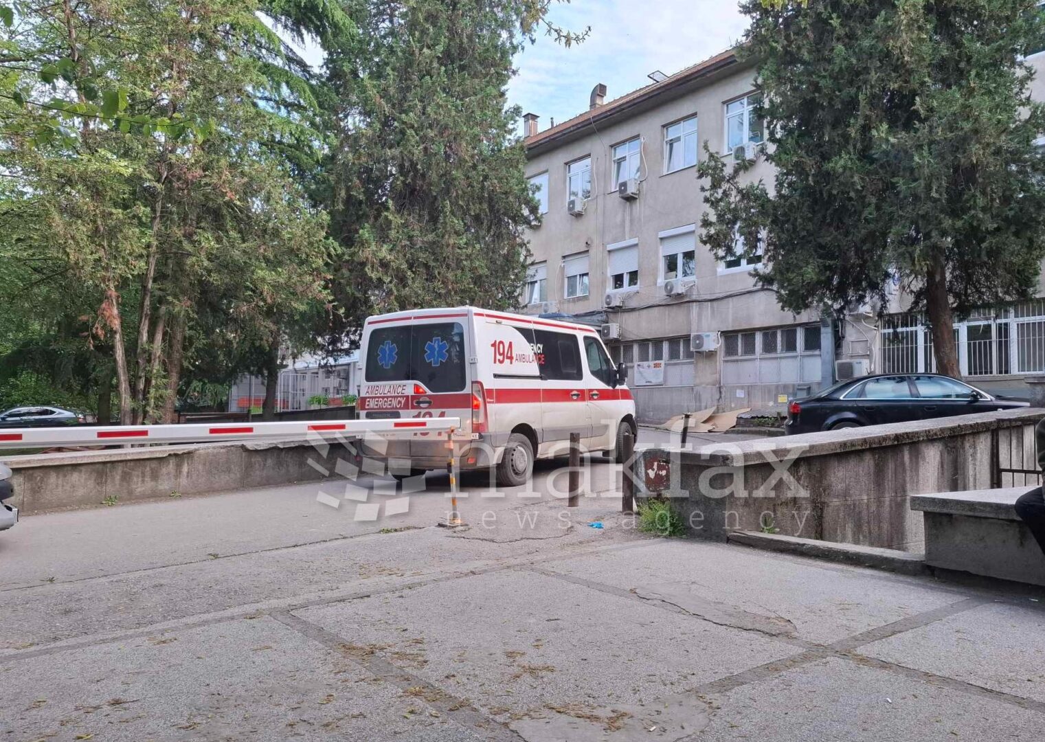 Со „бмв“ удрил во паркирано возило, а потоа во малолетен пешак: возачот со тешки повреди пренесен во болница