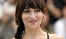 (Видео) Дакота Џонсон во спектакуларен фустан: актерката во креација на „Валентино“ по шест години