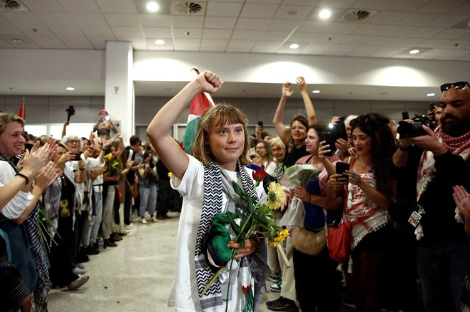 „Ме зграпчија, ме фрлија, ме тепаа и ме клоцаа, па ми велеа дека сум ку*ва“, раскажува Грета Тунберг за малтретирањето во Израел