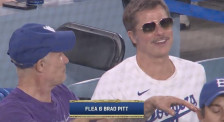(Фото) Бред Пит изненади со нов изглед на бејзбол натпревар